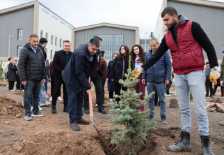 NEVÜ’de “Geleceğe Nefes Ol!” Temasıyla Ağaçlar Toprakla Buluşturuldu